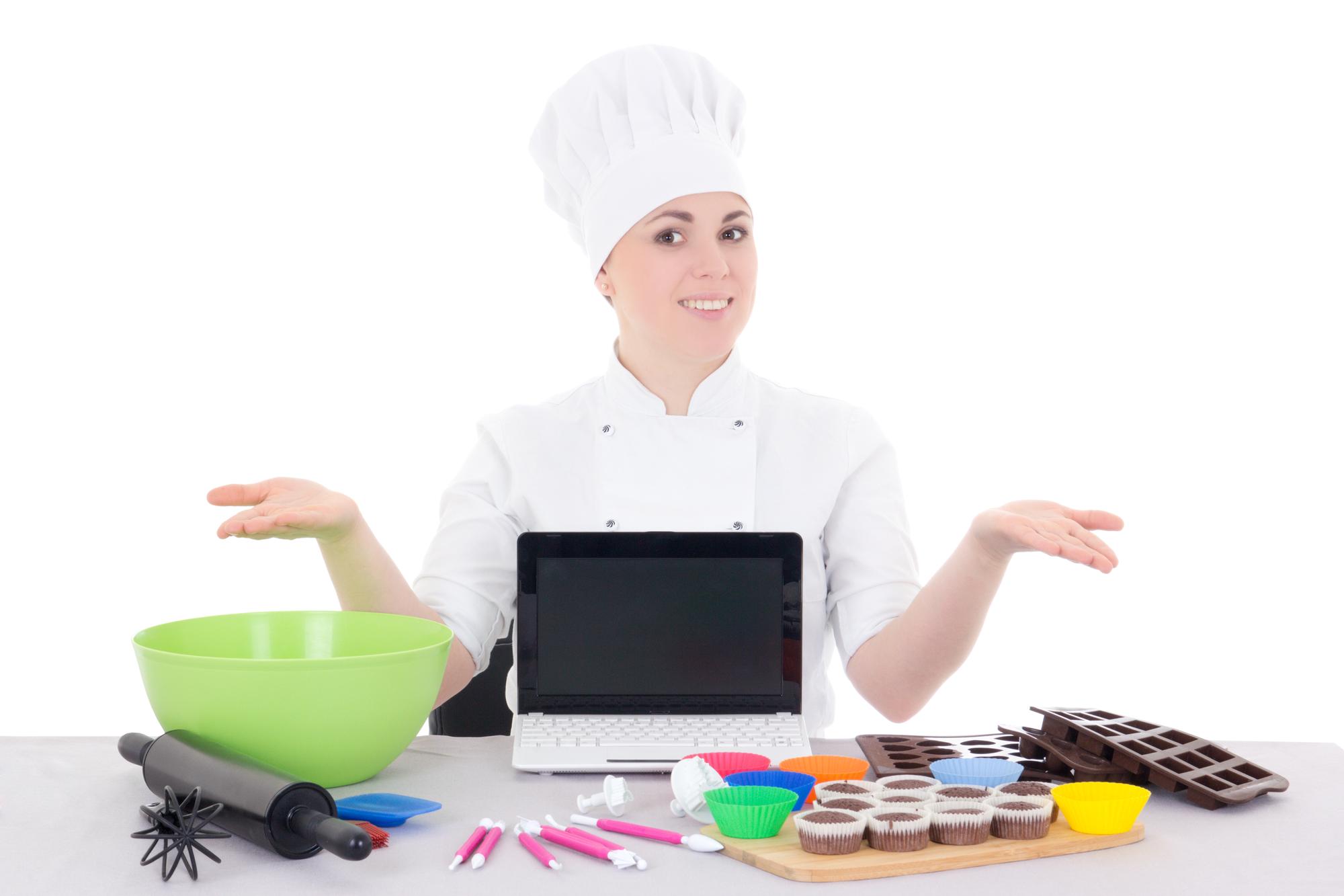 Chef che mostra una tecnica con sovrapposizione grafica